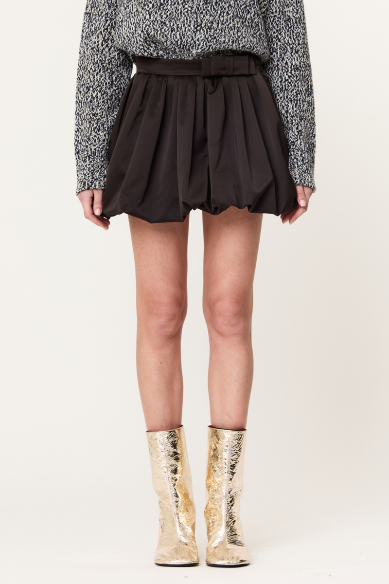 front profile model wearing Mini Bubble Skirt W/Bow Trim Black Structured mini skirt
Architectural balloon silhouette
Inward-folded hem
Coordinated waistband with an elegant bow detail
Clean, invisible zip closure
100% Polyester | lining 100% cotton