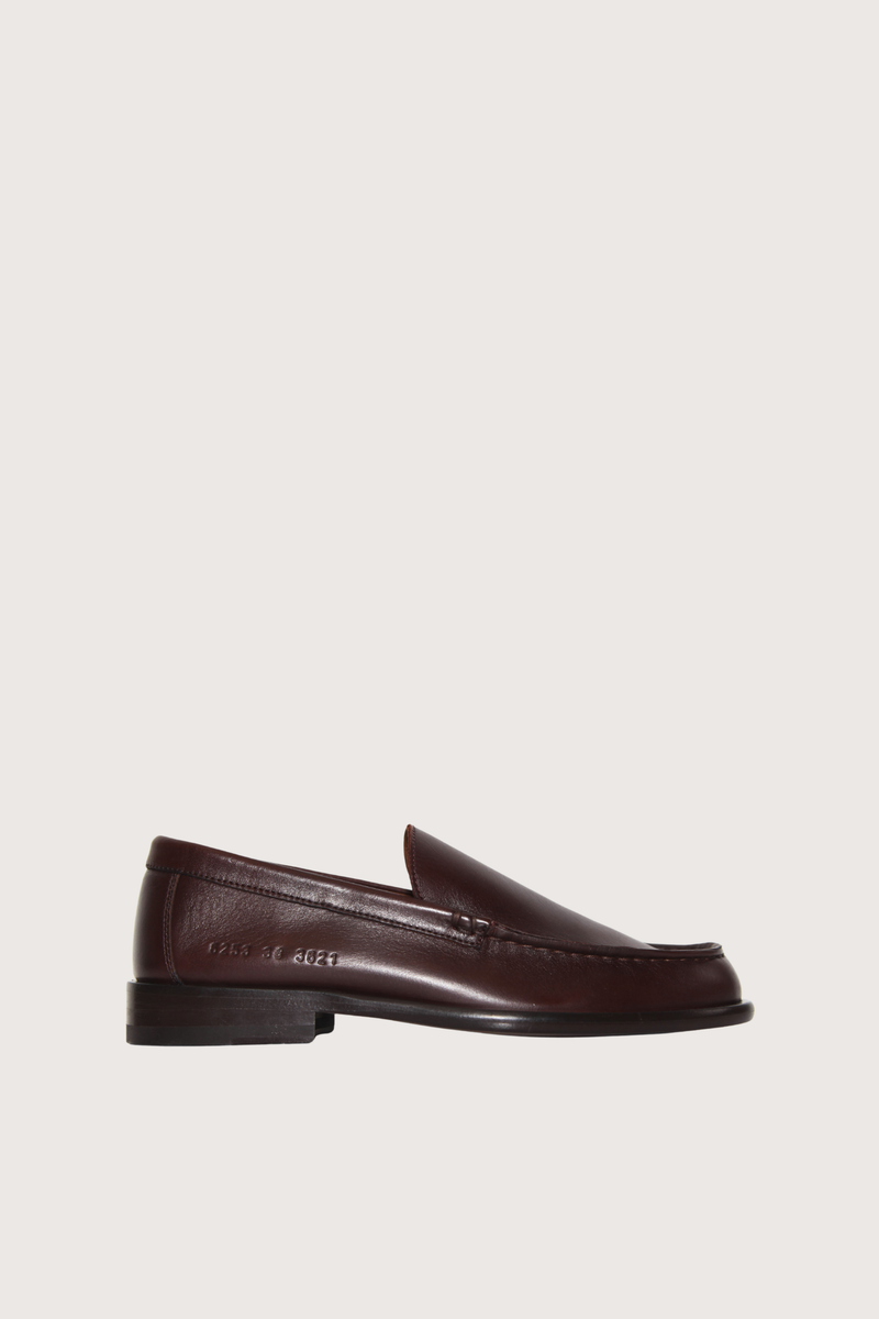 side profile Minimal Leather Loafer brown Buffed leather
Moc toe
Suede lining
Stacked block heel with rubber injection
Nubuck sole with rubber injection
Upper: leather
Sole: leather, rubber