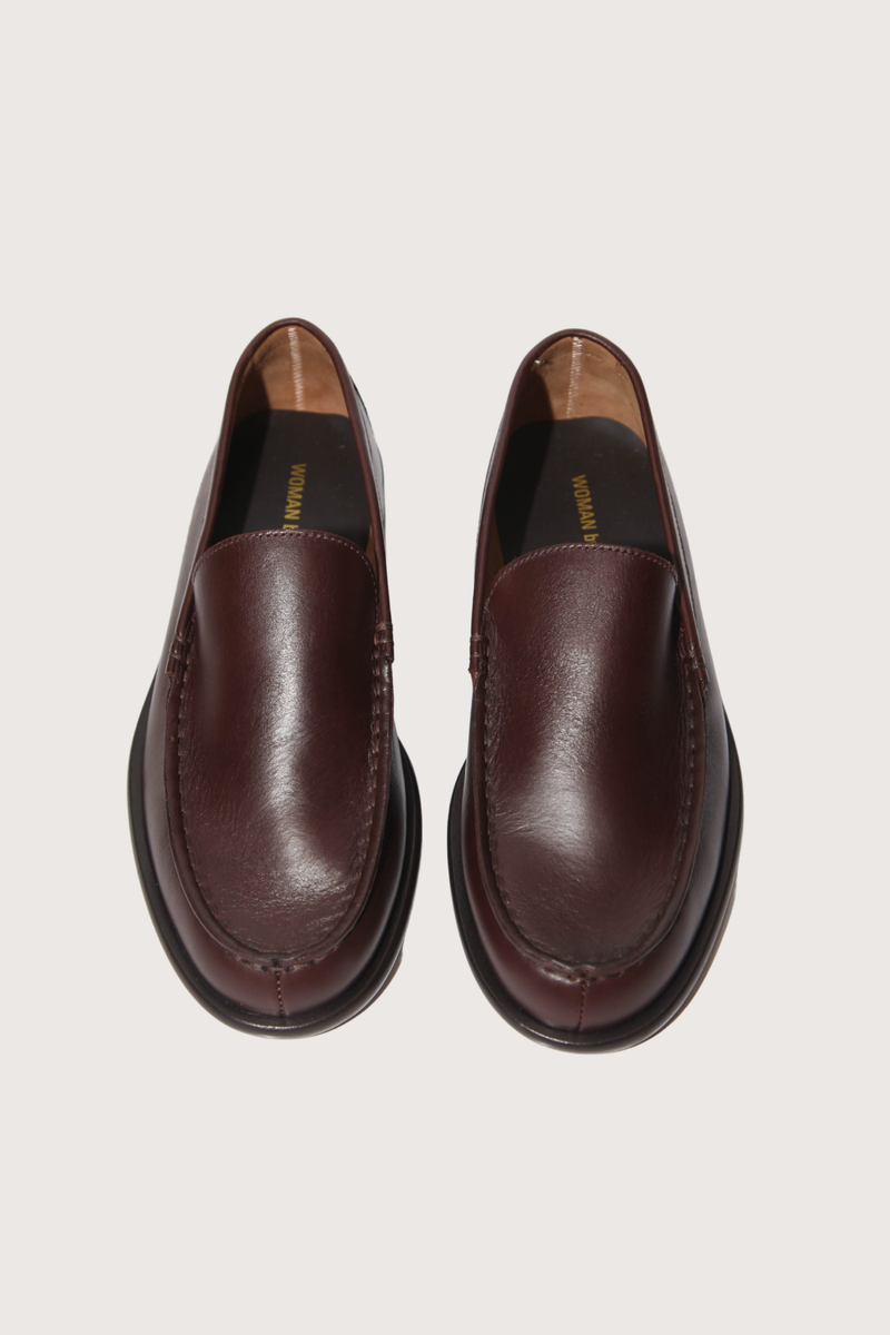 front profile Minimal Leather Loafer brown Buffed leather
Moc toe
Suede lining
Stacked block heel with rubber injection
Nubuck sole with rubber injection
Upper: leather
Sole: leather, rubber