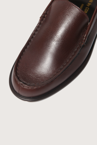 close up toe area for Minimal Leather Loafer brown Buffed leather
Moc toe
Suede lining
Stacked block heel with rubber injection
Nubuck sole with rubber injection
Upper: leather
Sole: leather, rubber