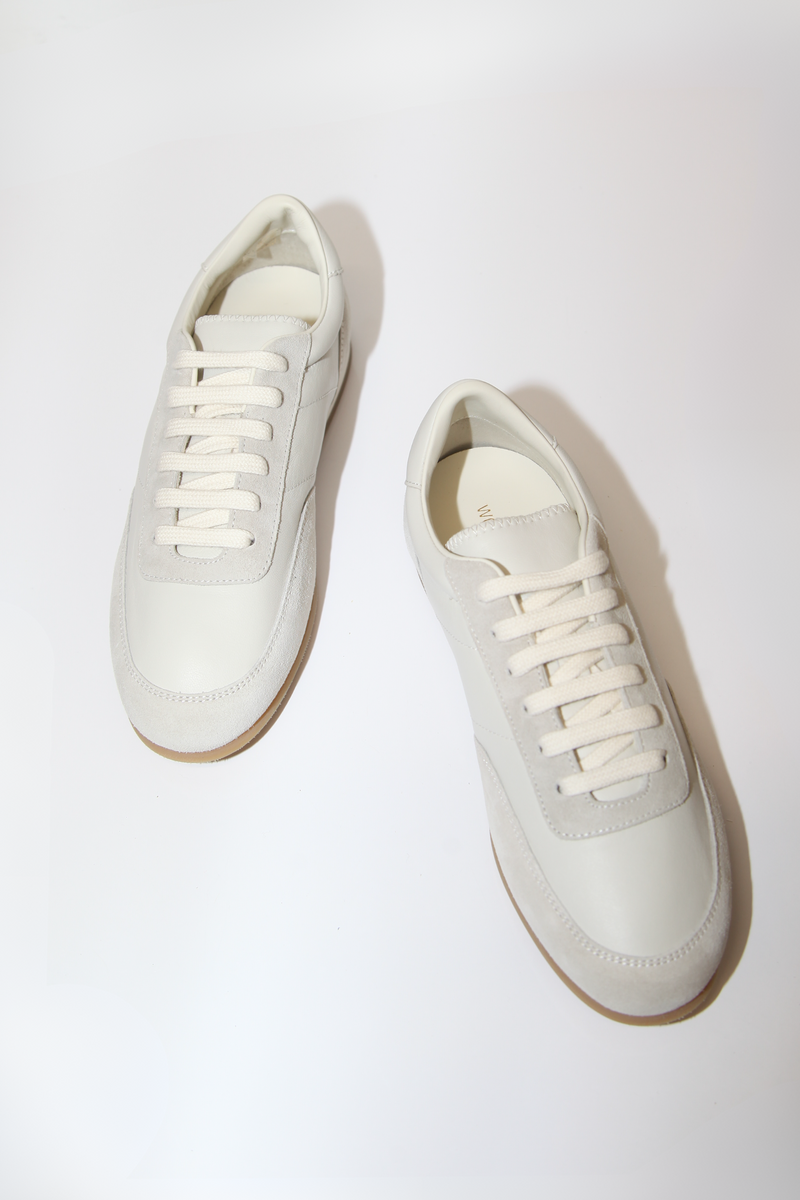 top profile Minimal Runner Sneaker white Upper: 100% Suede and Nappa Leather
Retro running style
Slim sole
Lace up
Stamped gold serial number branding on the side