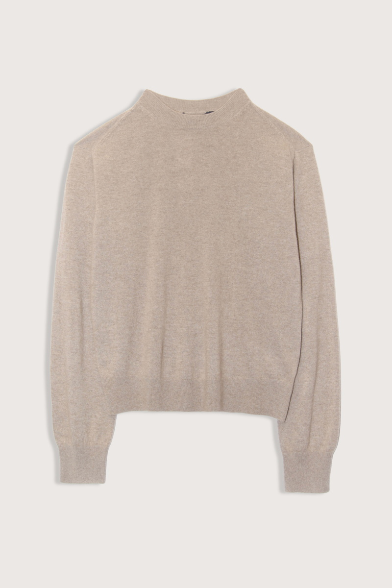 flat lay Minos Cashmere Long Sleeve Sweater sahara beige Crewneck
Drop shoulder
Long sleeve
Relaxed fit
100% Cashmere