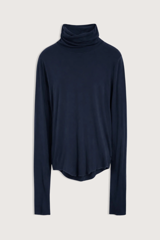 flat lay Molli Long Sleeve T-Neck Cotton Top Navy Raw Hem
100% Cotton Tissue
Lightweight and breathable
Relaxed fit
Long sleeves
Fold-over turtleneck