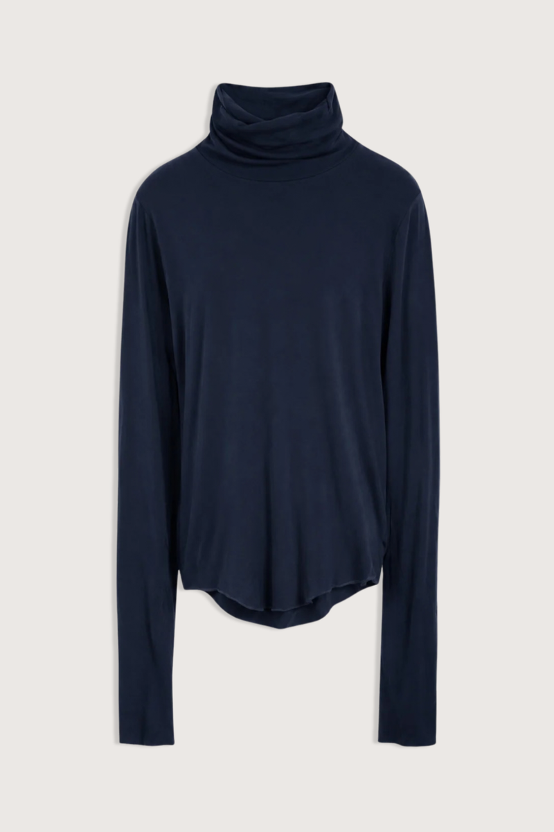 flat lay Molli Long Sleeve T-Neck Cotton Top Navy Raw Hem
100% Cotton Tissue
Lightweight and breathable
Relaxed fit
Long sleeves
Fold-over turtleneck