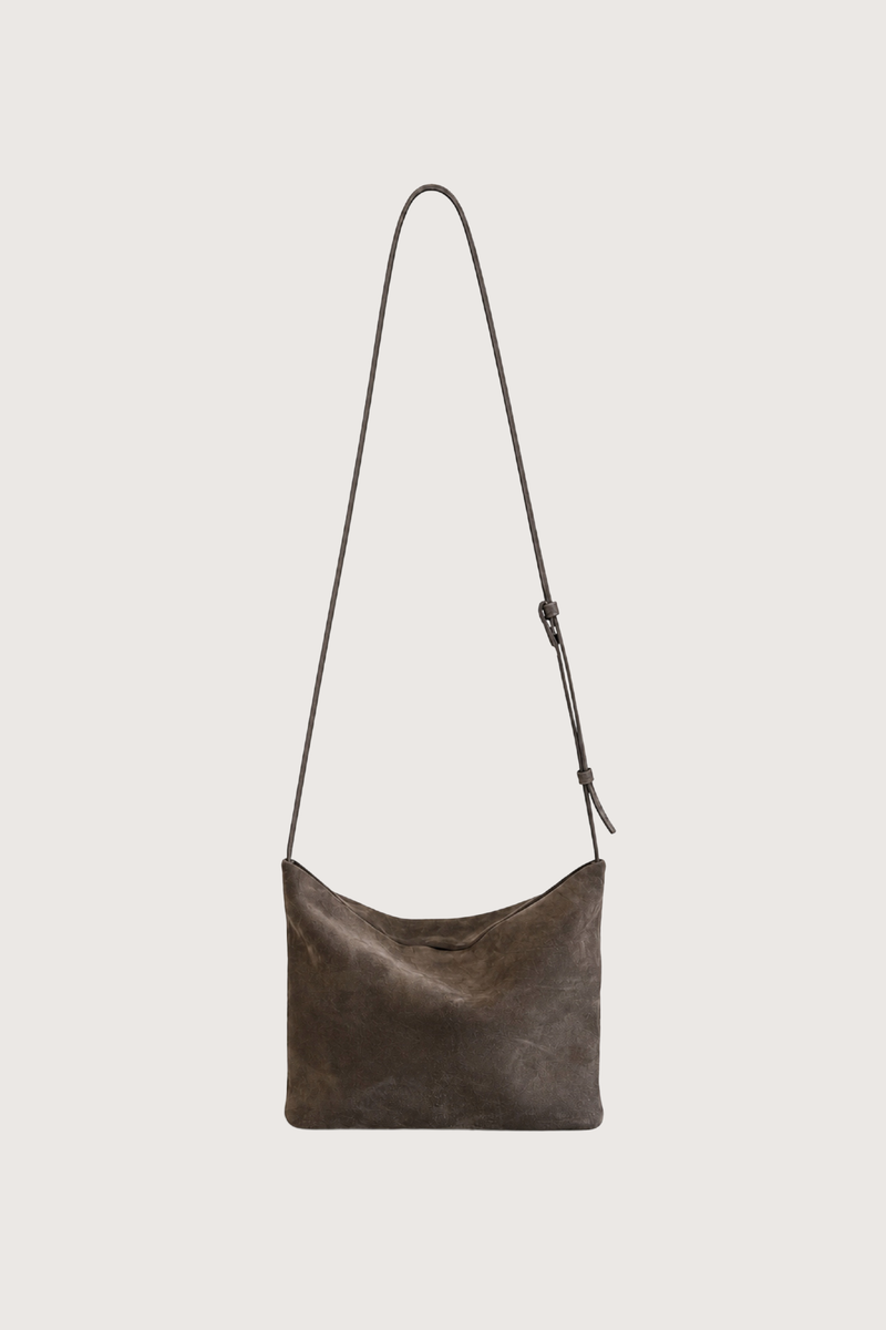 flat lay strap expanded Moore Cross Body Bag Nubuck Contour
Folded leather panel construction
Top zip closure
Two separate interior compartments
Adjustable strap is fixed on the interior
100% Goat Nubuck Leather