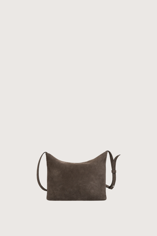 flat lay without strap expanded Moore Cross Body Bag Nubuck Contour
Folded leather panel construction
Top zip closure
Two separate interior compartments
Adjustable strap is fixed on the interior
100% Goat Nubuck Leather