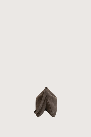 side profile without strap expanded Moore Cross Body Bag Nubuck Contour
Folded leather panel construction
Top zip closure
Two separate interior compartments
Adjustable strap is fixed on the interior
100% Goat Nubuck Leather