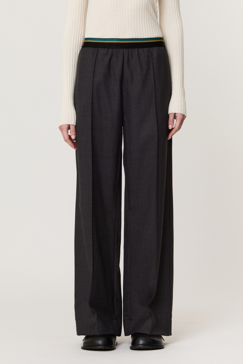 front profile model wearing Multi Color Elastic Waisted Band Trouser black melange Wool twill
Straight fit
Multicolor elastic waistband
100% Sheep Wool | LINING: 100% Cotton