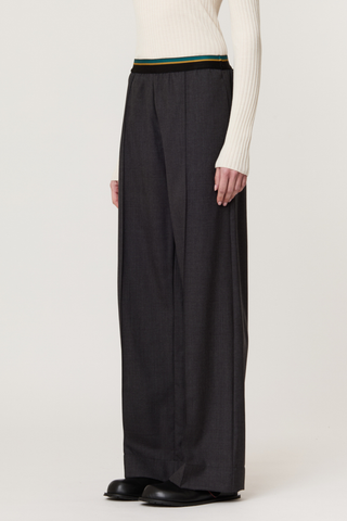 side profile model wearing Multi Color Elastic Waisted Band Trouser black melange Wool twill
Straight fit
Multicolor elastic waistband
100% Sheep Wool | LINING: 100% Cotton