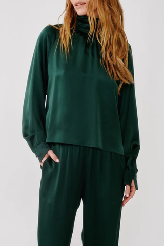 front profile model wearing Nadine Silk Blouse Hunter green Gathered turtleneck
Relaxed silhouette
100% Silk