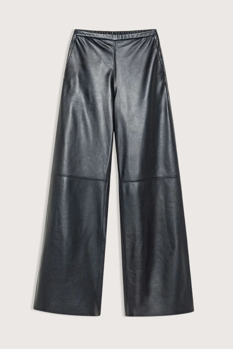 flat lay Nappa Leather HG Waist Pant petrole High–waisted trousers
Soft, semi–glossy texture of the nappa leather
Straight–cut legs
Elastic on the back of the waist
In–seam pockets on the hips
Comfortable inseam
Soft leg
Wide bottom