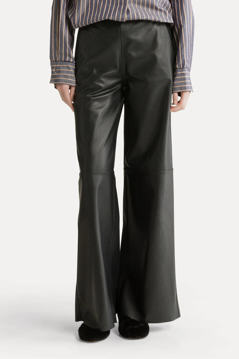 front profile model wearing Nappa Leather HG Waist Pant petrole High–waisted trousers
Soft, semi–glossy texture of the nappa leather
Straight–cut legs
Elastic on the back of the waist
In–seam pockets on the hips
Comfortable inseam
Soft leg
Wide bottom