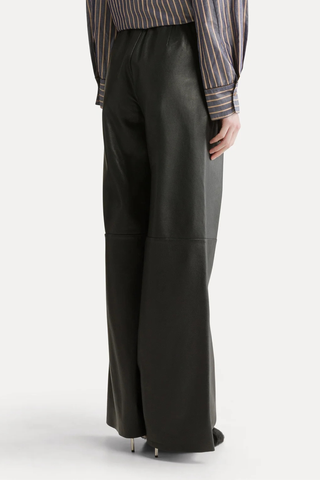 back profile model wearing Nappa Leather HG Waist Pant petrole High–waisted trousers
Soft, semi–glossy texture of the nappa leather
Straight–cut legs
Elastic on the back of the waist
In–seam pockets on the hips
Comfortable inseam
Soft leg
Wide bottom