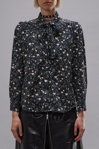 front profile model wearing Neck Tie Shirt black white ITALIAN COTTON VOILE
DIGITAL HEART PRINT
FITTED BODY
SELF FABRIC TIE AT NECK INSTEAD OF COLLAR