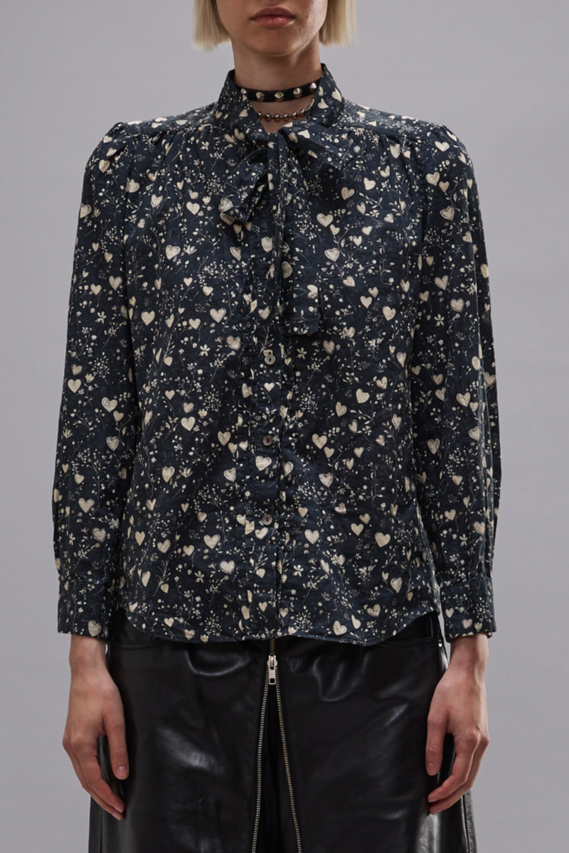 front profile model wearing Neck Tie Shirt black white ITALIAN COTTON VOILE
DIGITAL HEART PRINT
FITTED BODY
SELF FABRIC TIE AT NECK INSTEAD OF COLLAR