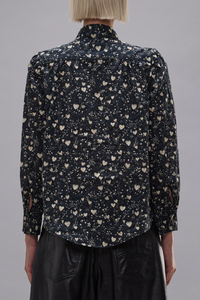 back profile model wearing Neck Tie Shirt black white ITALIAN COTTON VOILE
DIGITAL HEART PRINT
FITTED BODY
SELF FABRIC TIE AT NECK INSTEAD OF COLLAR
