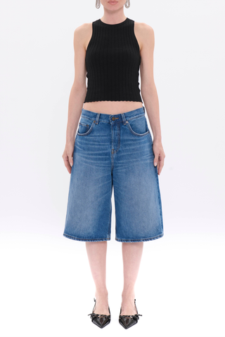 front profile model wearing New Becky Denim Short real blue mid wash Trapeze-cut bermuda shorts
Mid-rise waist
Structured and modern silhouette

Composition – 100% cotton

Five pockets