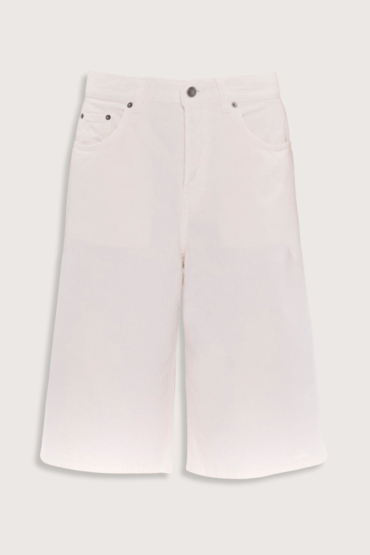 flat lay New Becky Twill Short off white Trapeze-cut bermuda shorts
Mid-rise waist
Structured and modern silhouette

Composition – 100% cotton

Five pockets