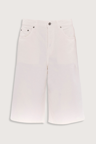 flat lay New Becky Twill Short off white Trapeze-cut bermuda shorts
Mid-rise waist
Structured and modern silhouette

Composition – 100% cotton

Five pockets