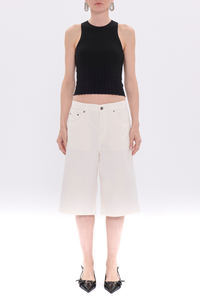 front profile model wearing New Becky Twill Short off white Trapeze-cut bermuda shorts
Mid-rise waist
Structured and modern silhouette

Composition – 100% cotton

Five pockets