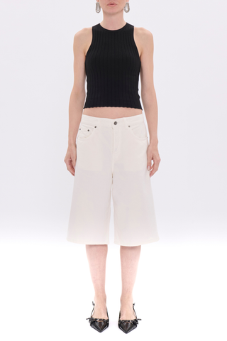 front profile model wearing New Becky Twill Short off white Trapeze-cut bermuda shorts
Mid-rise waist
Structured and modern silhouette

Composition – 100% cotton

Five pockets