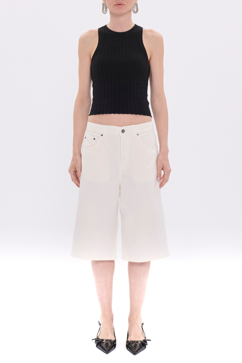 front profile model wearing New Becky Twill Short off white Trapeze-cut bermuda shorts
Mid-rise waist
Structured and modern silhouette

Composition – 100% cotton

Five pockets