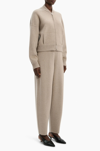 side profile model wearing New Jace Cashmere Bomber beige melange 100% cashmere
Milano stitch — a smooth, compact knit
Zip-through silhouette
Stand collar
Large front patch pocket
Ribbed cuffs and hem
Relaxed and easy