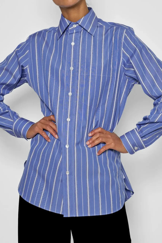 front profile model wearing New Work Shirt With Tie removed blue white stripe Mid blue Regency stripe
Square collar
Button placket
White hem gussets finish the side seams
Curved hem
Straight cut - classic fit
Back yoke with pleat
Square cuff
Mother-of-pearl buttons
Medium weight fabric
100% two-ply cotton poplin 