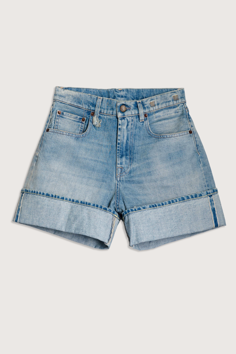 flat lay Nina Cuffed Short High rise
Relaxed denim short
Thick cuffed hem
Italian Selvedge Denim
100% Cotton
Medium indigo wash