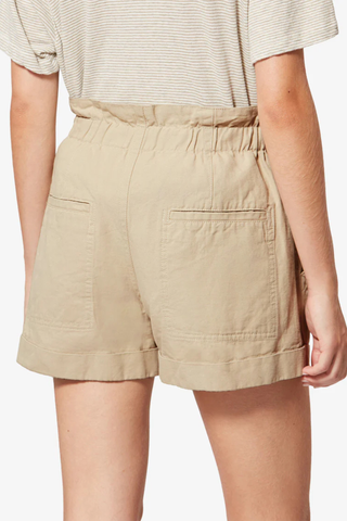 back profile model wearing Nirma Cotton Short Beige Short cotton and linen canvas shorts
Snap-fastened drawstring waist
Side pockets
Relaxed fit
80% cotton, 20% linen