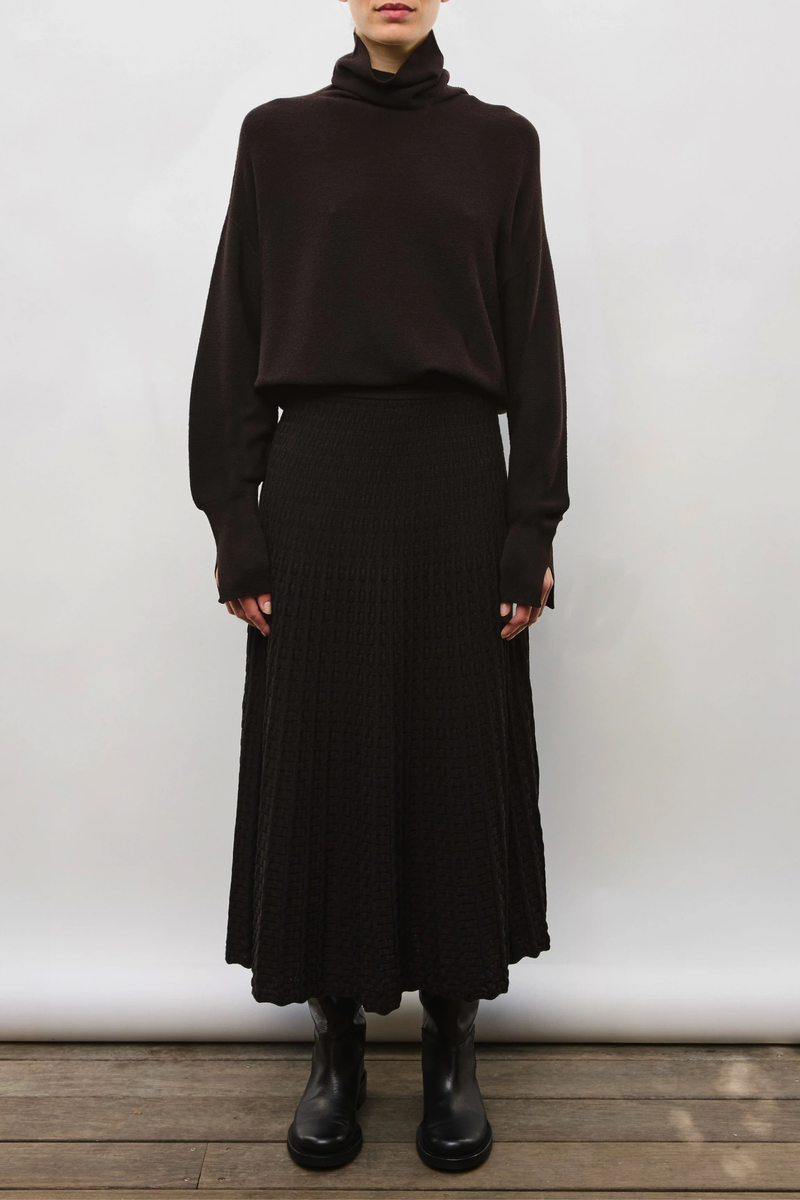 front profile model wearing Nora Oversized High Neck Knit Top Ebony dark brown
Drapes loosely around the neck
Loose fit
Long sleeves
Garter-stitch knit sweater
Wide slit cuffs
100% pure extra-soft virgin wool