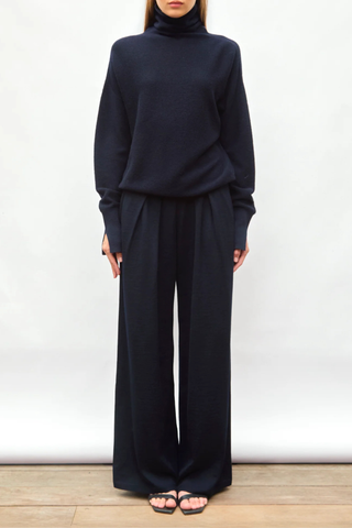 front profile model wearing Nora Oversized High Neck Knit Top Night blue High neckline
Drapes loosely around the neck
Loose fit
Long sleeves
Garter-stitch knit sweater
Wide slit cuffs
Seamless
100% pure extra-soft virgin wool