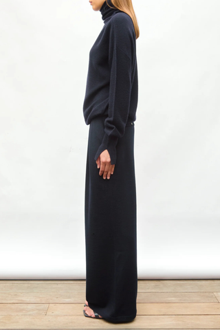side profile model wearing Nora Oversized High Neck Knit Top Night blue High neckline
Drapes loosely around the neck
Loose fit
Long sleeves
Garter-stitch knit sweater
Wide slit cuffs
Seamless
100% pure extra-soft virgin wool