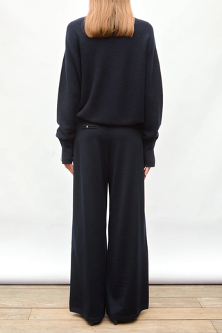 back profile model wearing Nora Oversized High Neck Knit Top Night blue High neckline
Drapes loosely around the neck
Loose fit
Long sleeves
Garter-stitch knit sweater
Wide slit cuffs
Seamless
100% pure extra-soft virgin wool