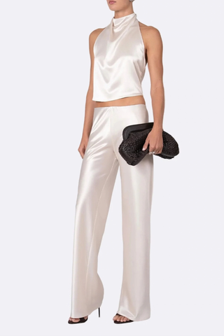side profile model wearing Norma Satin Pant Champaign Mid rise
Straight-leg
Seamless
Drapes beautifully
Elastic waist
77% Acetate, 23% Polyester