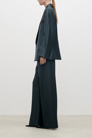 side profile model wearing Olie Sculptural Layerd Classic Wool Jacket marsh green Tailored jacket
Dark grey-blue tone
Structured silhouette
Fluid wool tailoring
Fold back front lapel
Layered jacket with patch pockets
Fully lined and concealed front fastening
100% Virgin Wool