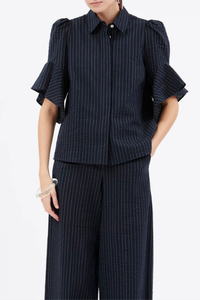 front profile model wearing Organza Stripe Short Sleeve Top ink blue cotton Vertical stripe
Concealed button placket
Classic collar
Short sleeves
Ruffle at the hem