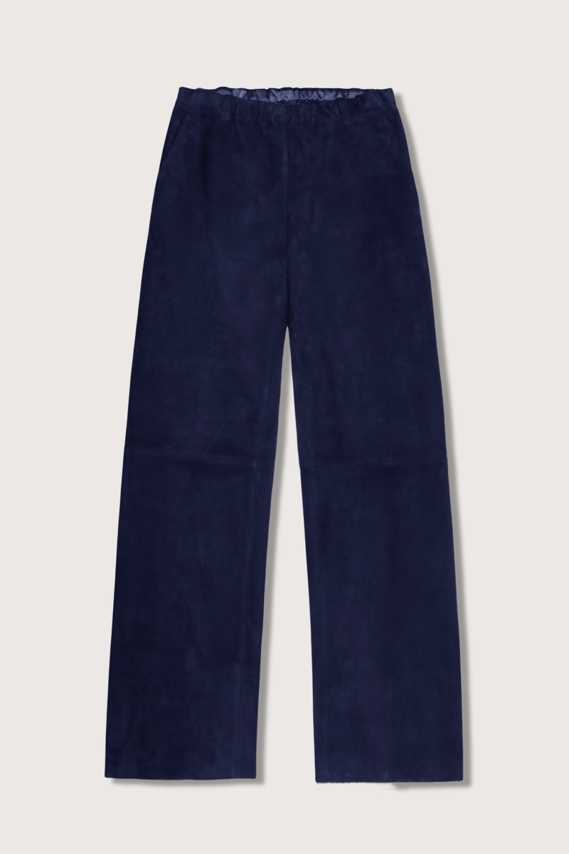 flat lay Osward Suede Pant Notte Elastic waistband
100% Suede
Relaxed fit
Color: Notte = Navy