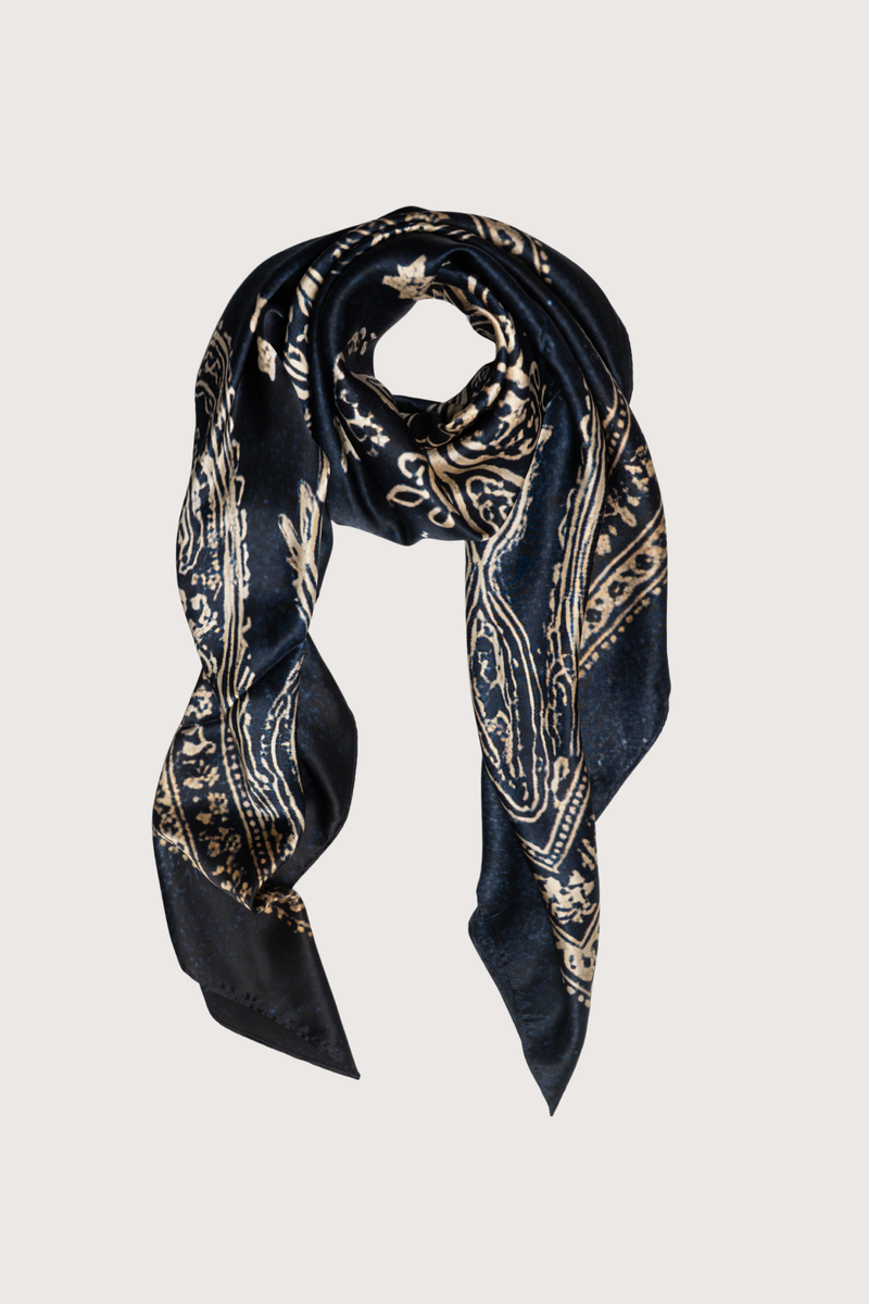 flat lay Oversized Bandana Scarf Square bandana print

100% SILK blue