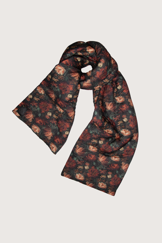 flat lay Oversized Padded Scarf Red black large floral print
Oversized
Padded
70% Wool, 21% Silk, 9% Polyamide
Leather logo R13 patch on the end corner of one side