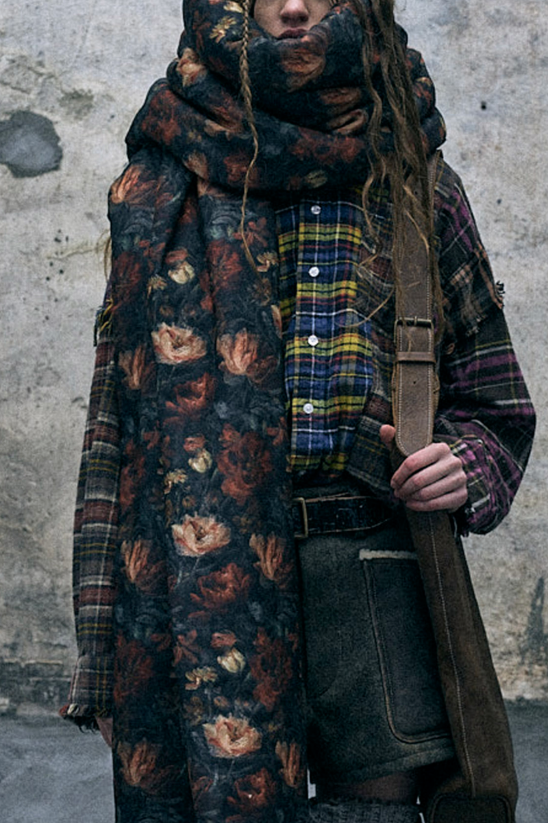 front profile model wearing Oversized Padded Scarf Red black large floral print
Oversized
Padded
70% Wool, 21% Silk, 9% Polyamide
Leather logo R13 patch on the end corner of one side