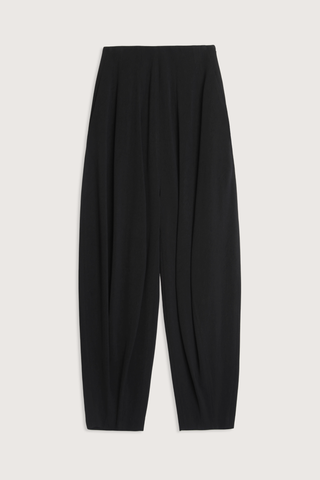 flat lay Pallin Crepe Back Twill Pant black Sitting high on the waist
Gently sculpt the body
Elongated appearance
Cropped length