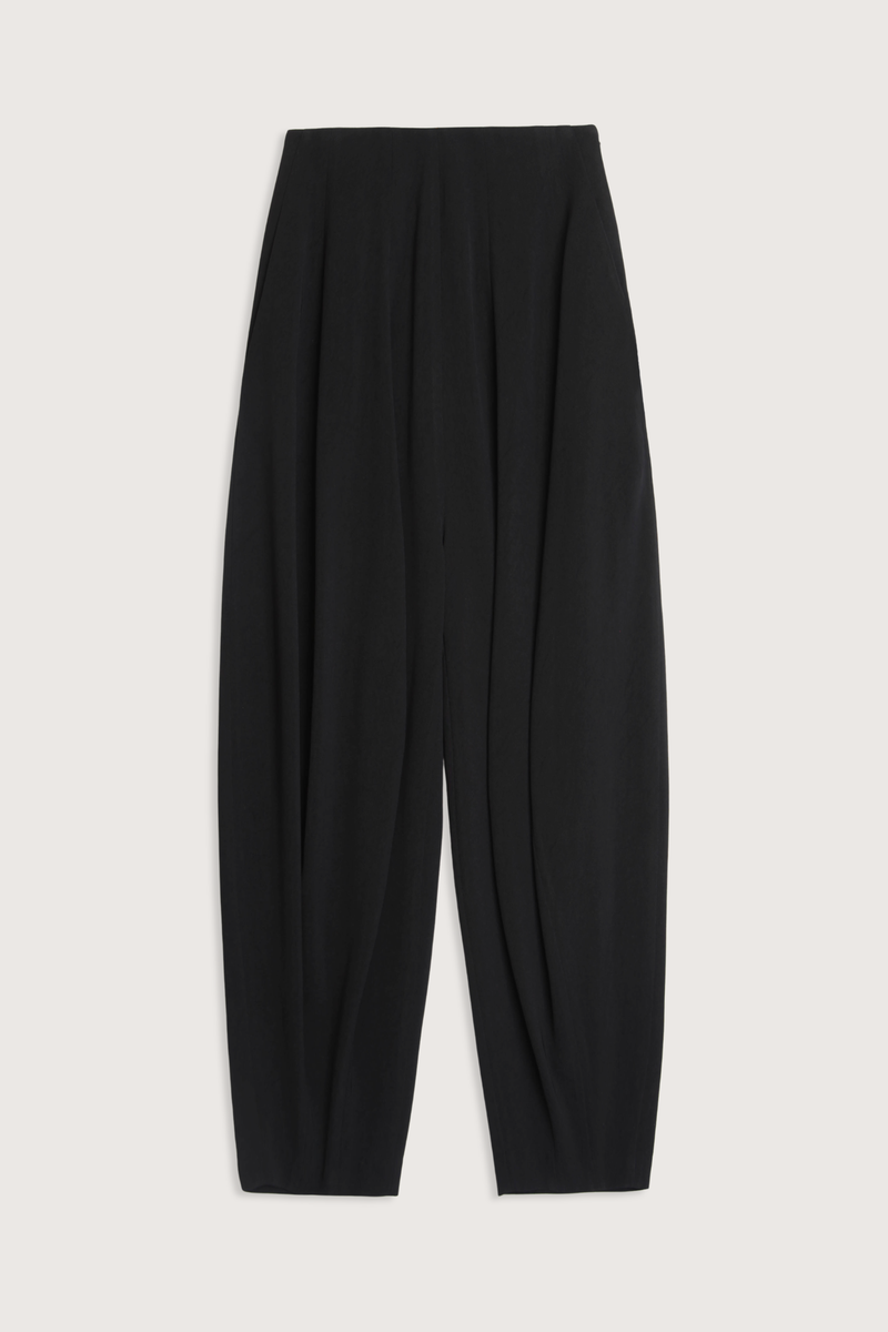 flat lay Pallin Crepe Back Twill Pant black Sitting high on the waist
Gently sculpt the body
Elongated appearance
Cropped length