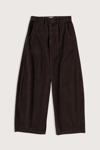 flat lay Panta Sbam Corduroy Pant Cacao Elastic waistband in cotton corduroy
Button and zipper closure
Slight barrel fit
Belt loops
100% Cotton