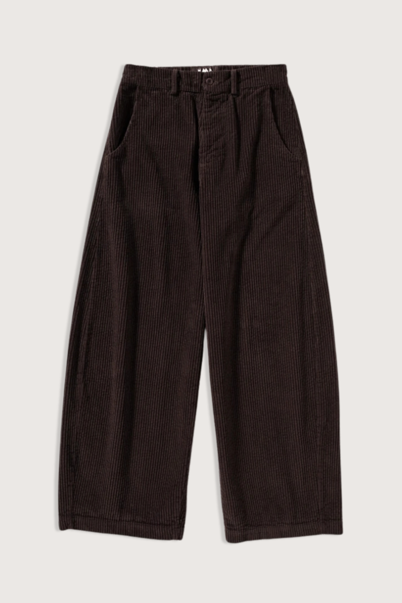 flat lay Panta Sbam Corduroy Pant Cacao Elastic waistband in cotton corduroy
Button and zipper closure
Slight barrel fit
Belt loops
100% Cotton