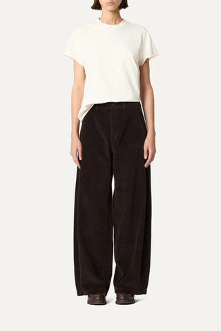 front profile model wearing  Panta Sbam Corduroy Pant Cacao Elastic waistband in cotton corduroy
Button and zipper closure
Slight barrel fit
Belt loops
100% Cotton