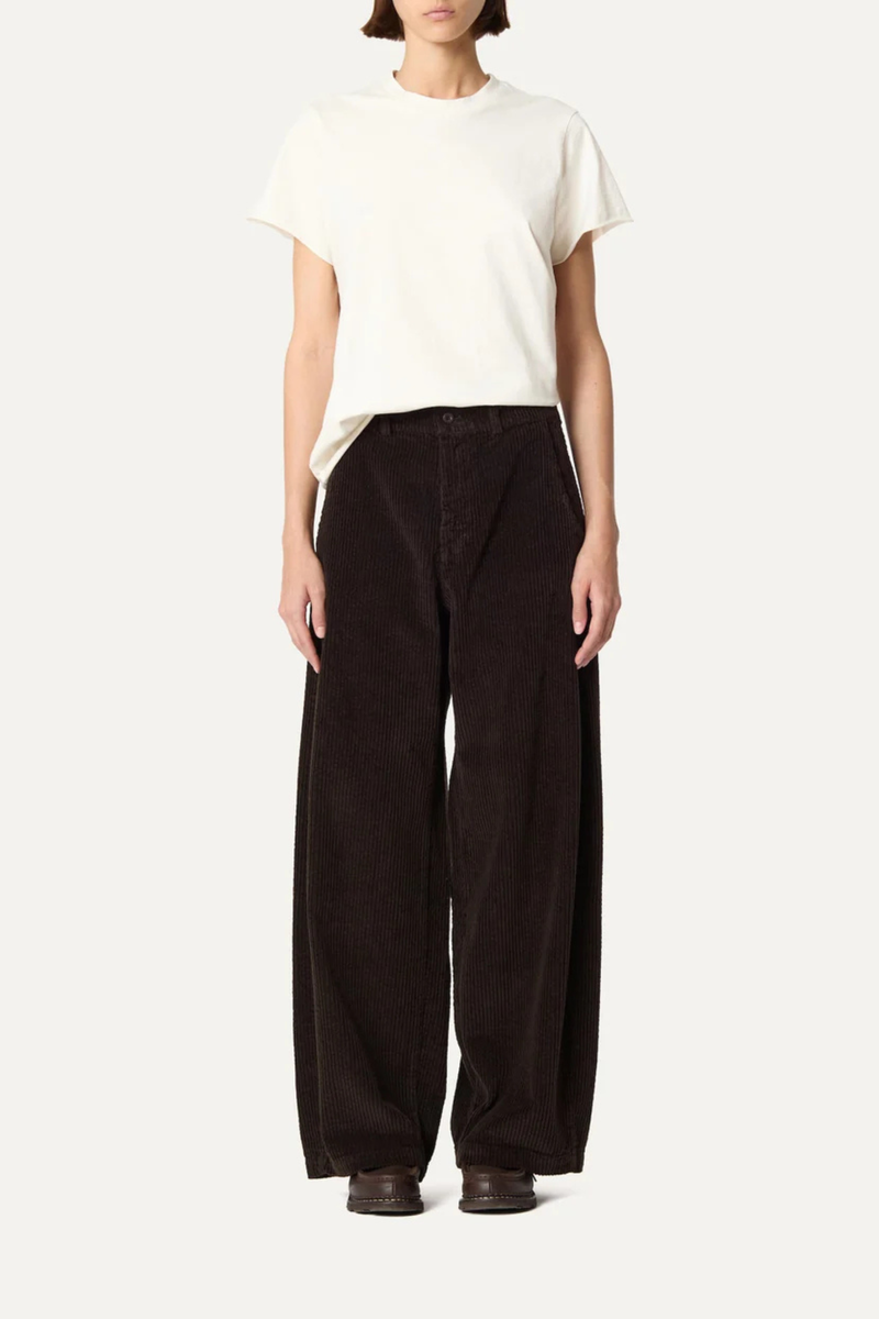 front profile model wearing  Panta Sbam Corduroy Pant Cacao Elastic waistband in cotton corduroy
Button and zipper closure
Slight barrel fit
Belt loops
100% Cotton