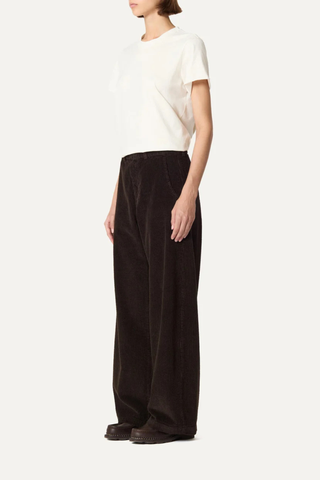 side profile model wearing  Panta Sbam Corduroy Pant Cacao Elastic waistband in cotton corduroy
Button and zipper closure
Slight barrel fit
Belt loops
100% Cotton