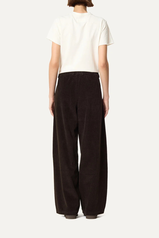 back profile model wearing  Panta Sbam Corduroy Pant Cacao Elastic waistband in cotton corduroy
Button and zipper closure
Slight barrel fit
Belt loops
100% Cotton