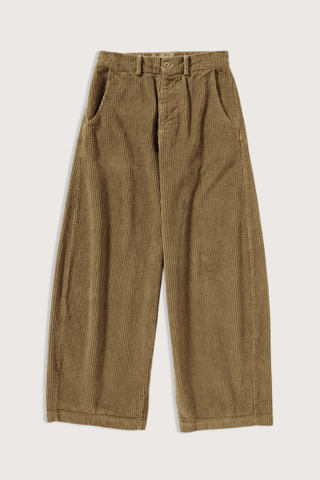 flat lay Panta Sbam Corduroy Pant Fennec Elastic waistband in cotton corduroy
Button and zipper closure
Slight barrel fit
Belt loops
100% Cotton